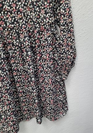 Vestido floral negro con cuello alto