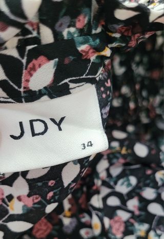 Vestido floral negro con cuello alto