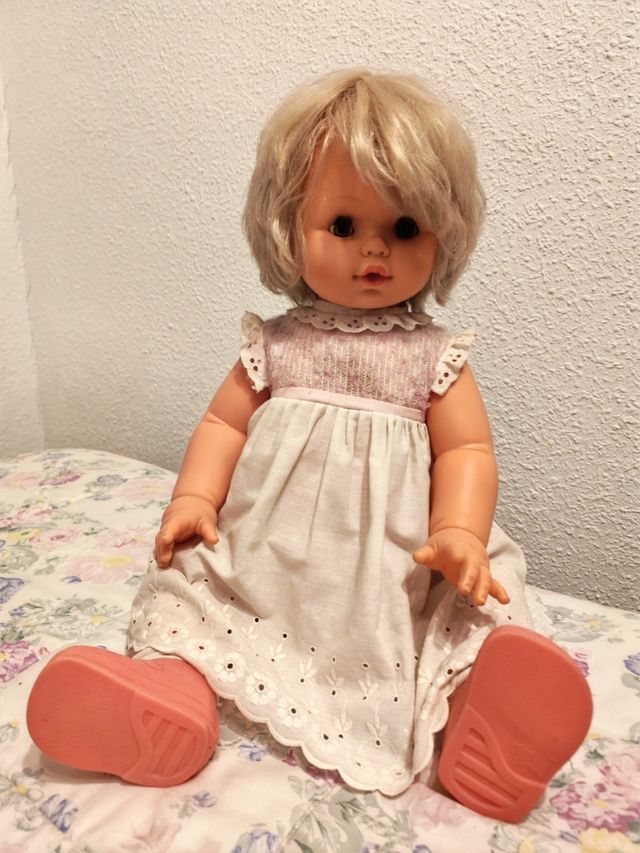 Muñeca dulzona con vestido rosa