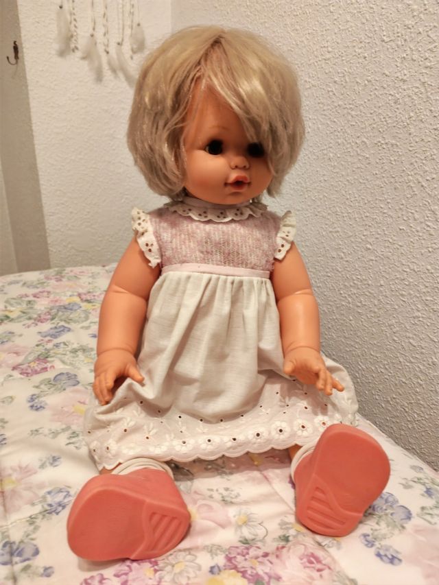 Muñeca dulzona con vestido rosa