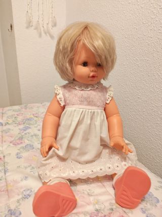 Muñeca años 80 con vestido rosa