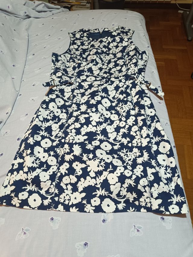 Vestido floral azul y blanco , elegante y sencillo