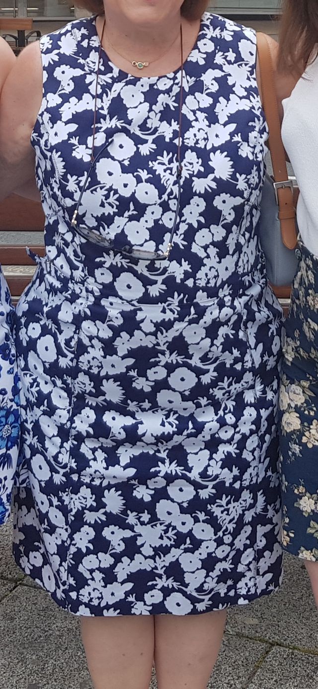 Vestido floral azul y blanco , elegante y sencillo