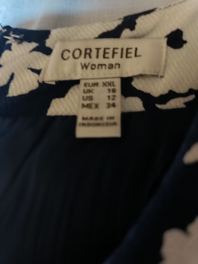 Vestido floral azul y blanco , elegante y sencillo