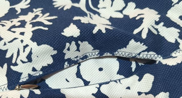 Vestido floral azul y blanco , elegante y sencillo