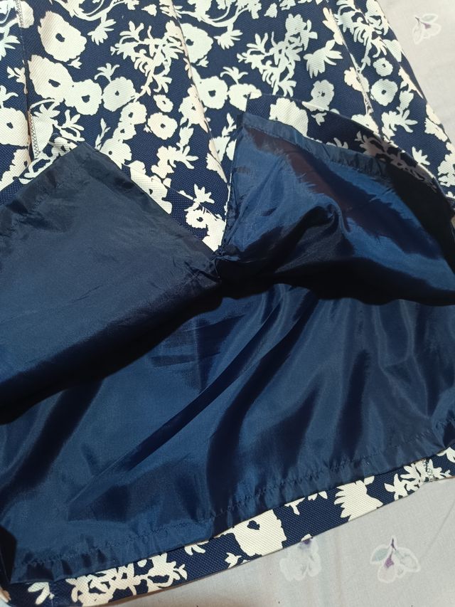 Vestido floral azul y blanco , elegante y sencillo