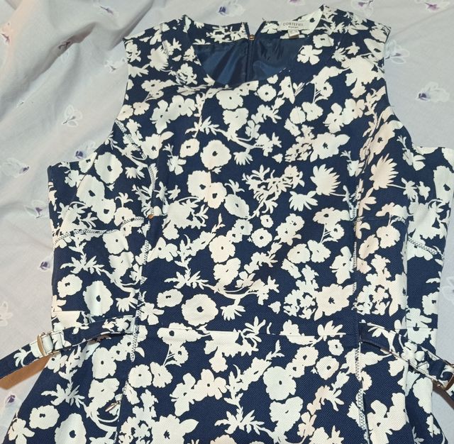 Vestido floral azul y blanco , elegante y sencillo