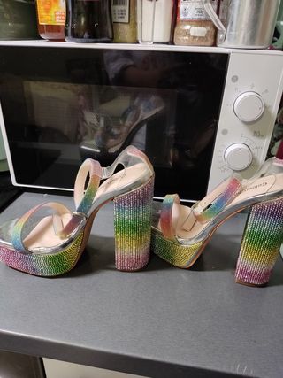 Sandalias de tacón con pedrería arcoíris