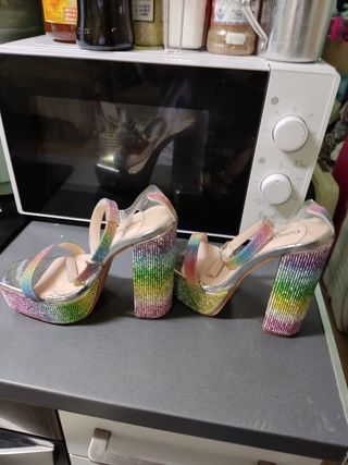 Sandalias de tacón con pedrería arcoíris