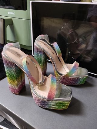 Sandalias de tacón con pedrería arcoíris