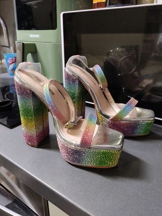 Sandalias de tacón con pedrería arcoíris