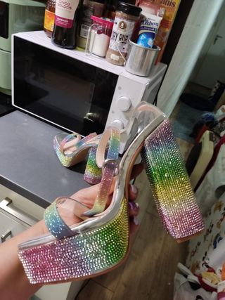 Sandalias de tacón con pedrería arcoíris