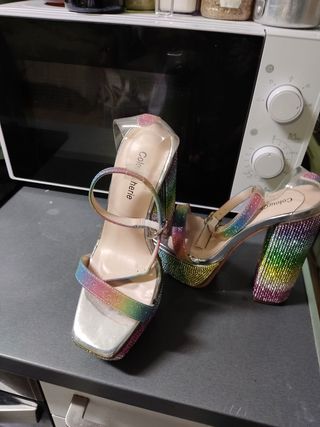 Sandalias de tacón con pedrería arcoíris