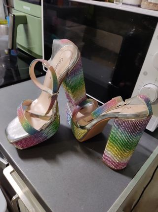 Sandalias de tacón con pedrería arcoíris