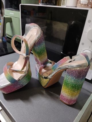 Sandalias de tacón con pedrería arcoíris