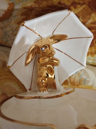 Cinzeiro imaculado com figura dourada