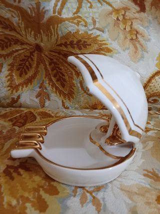 Cinzeiro imaculado com figura dourada