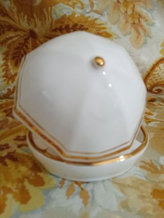 Cinzeiro imaculado com figura dourada