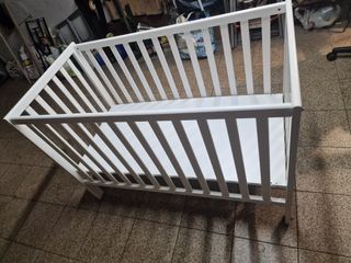 Cuna de madera lacada 122x65x86cm