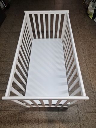 Cuna de madera lacada 122x65x86cm