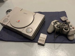 Sony PlayStation 1 + Mando + Memory Card