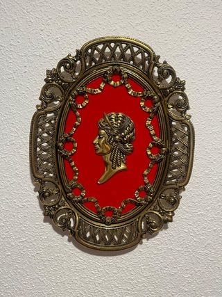 Cuadros antiguos con perfil de dama y guerrero.