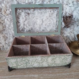 Caja de té de madera con compartimentos