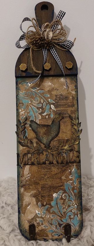 Colgador de madera rústico con gallo