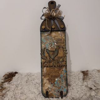 Colgador de madera rústico con gallo