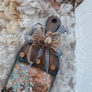 Colgador de madera rústico con gallo