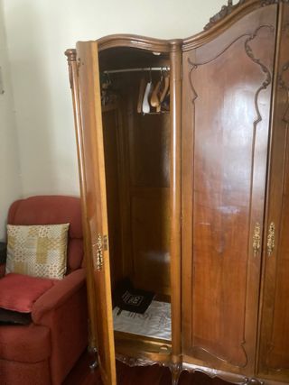 Armario antiguo de madera