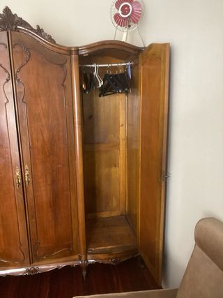 Armario antiguo de madera