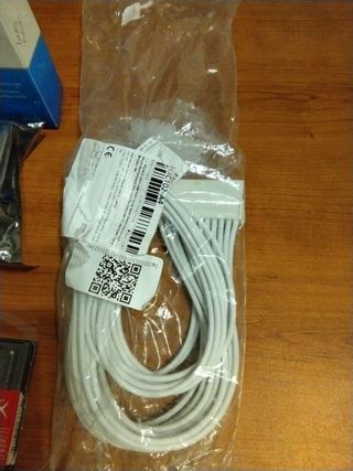 Placa, memoria, cable de alimentación, luces y ten