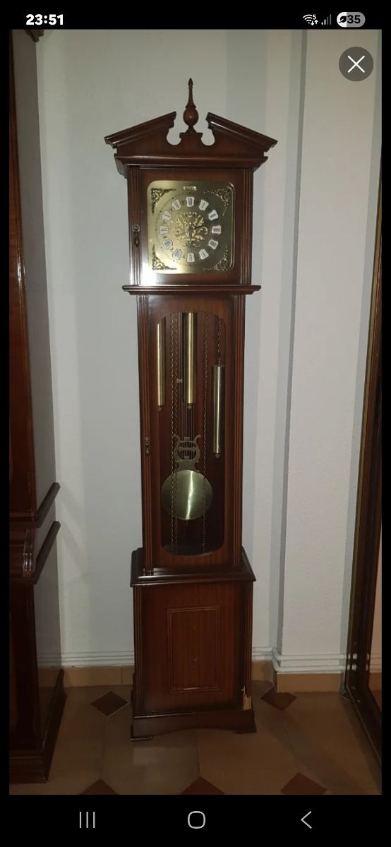 Reloj de pie antiguo de madera.