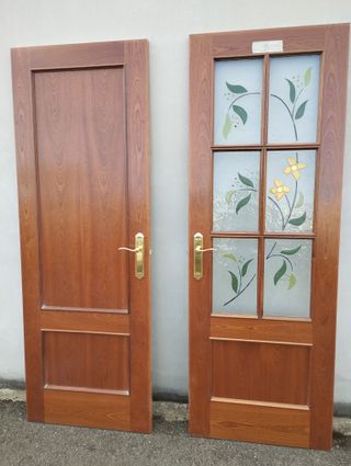 Puertas de madera y con cristal decorado