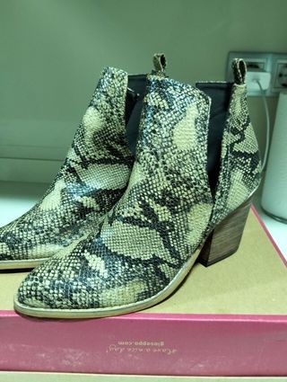 Botines de mujer con estampado de serpiente