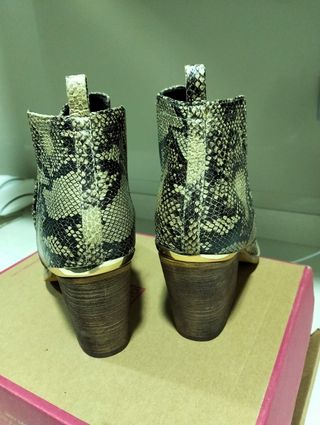 Botines de mujer con estampado de serpiente
