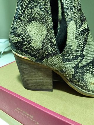 Botines de mujer con estampado de serpiente