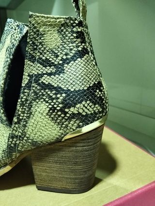 Botines de mujer con estampado de serpiente