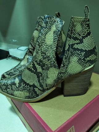 Botines de mujer con estampado de serpiente