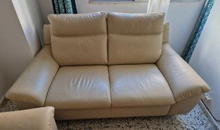 Sofá de piel beige