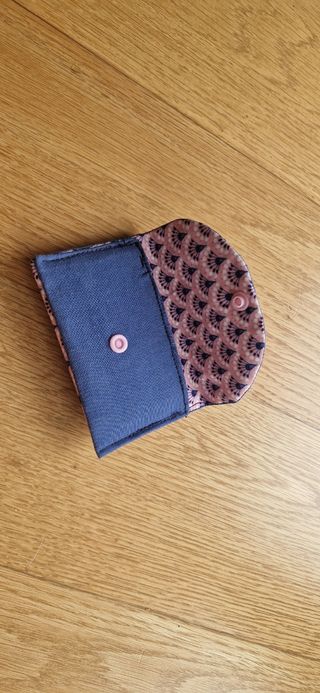 Cartera hecha a mano con 3 departamentos