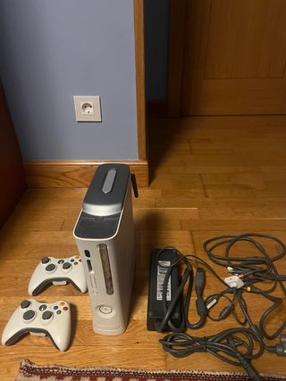 Xbox 360 Blanca + 2 Controles
modelo EEUU