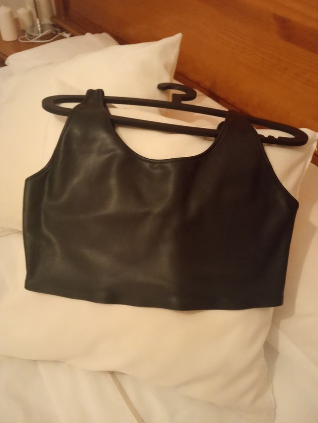 Top OSHIO imitación piel negro
