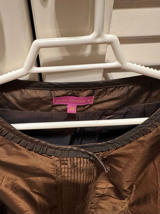 Elegante camisa Adolfo Domínguez marrón