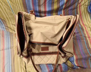 Bolsa de viaje beige y marrón
