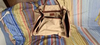 Bolsa de viaje beige y marrón