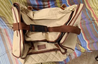 Bolsa de viaje beige y marrón