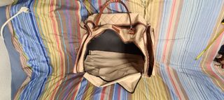 Bolsa de viaje beige y marrón