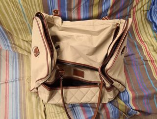 Bolsa de viaje beige y marrón